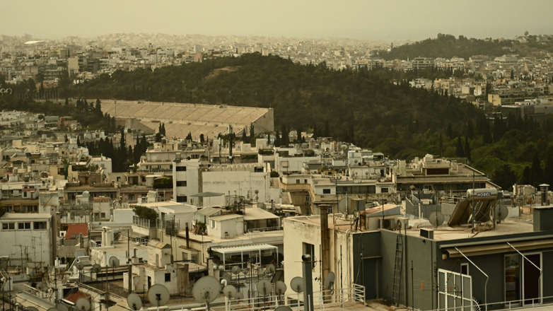 Επιμένει και σήμερα το «κοκτέιλ» αφρικανικής σκόνης και ζέστης