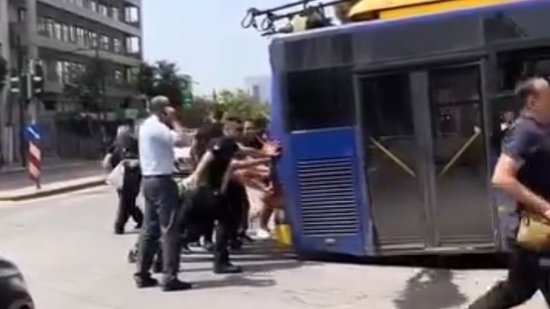 Σύγκρουση τρόλεϊ με Ι.Χ. και μηχανή στη Λεωφόρο Αμαλίας