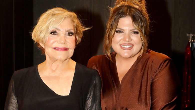 Δανάη Μπάρκα: Διασκέδασε στη Μαρινέλλα φορώντας καφέ σατέν φόρεμα