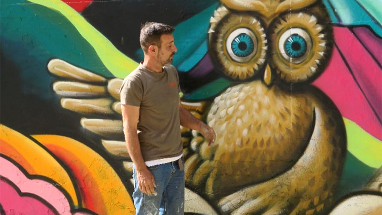 Θεσσαλονίκη: Επέστρεψε στο σχολείο του 4 δεκαετίες μετά, για να «σβήσει» με την τέχνη του γκράφιτι τις μουτζούρες άλλων