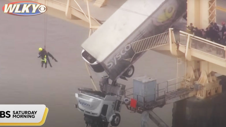 Κρεμόταν με το φορτηγό της στο κενό, από γέφυρα 30μ. (Βίντεο)