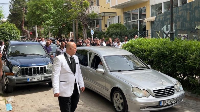 Θρήνος στην κηδεία του 22χρονου Άγγελου που σκοτώθηκε σε τροχαίο στη Νέα Ερυθραία