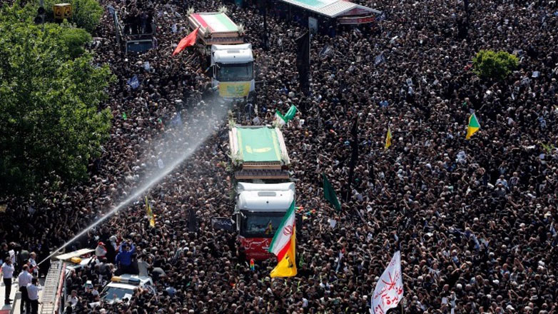 Εκατομμύρια άνθρωποι στη νεκρική πομπή του προέδρου Εμπραχίμ Ραϊσί στην Τεχεράνη