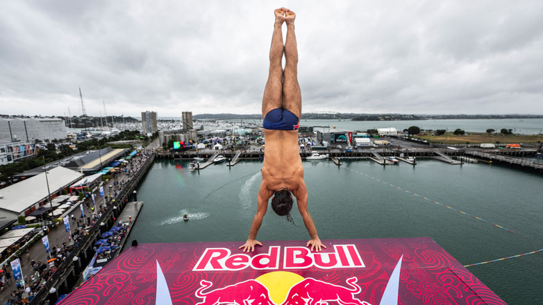 Επικά άλματα και τολμηρές βουτιές: Η ιστορία του cliff diving