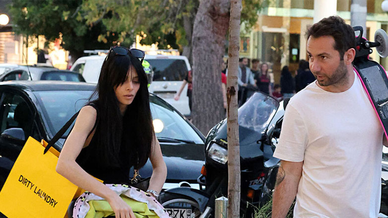 Άννα Μπεζάν & Δημήτρης Παππάς: Για ψώνια με την κόρη τους στη Γλυφάδα