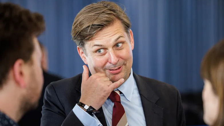 Μαξιμίλιαν Κρα: Ανακοίνωσε την παραίτησή του από επικεφαλής του ψηφοδελτίου του γερμανικού ακροδεξιού κόμματος AfD μετά τη δήλωση ότι δεν ήταν όλοι οι SS εγκληματίες Μαξιμίλιαν Κρα: Ανακοίνωσε την παραίτησή του από επικεφαλής του ψηφοδελτίου του γερμανικού ακροδεξιού κόμματος AfD μετά τη δήλωση ότι δεν ήταν όλοι οι SS εγκληματίες