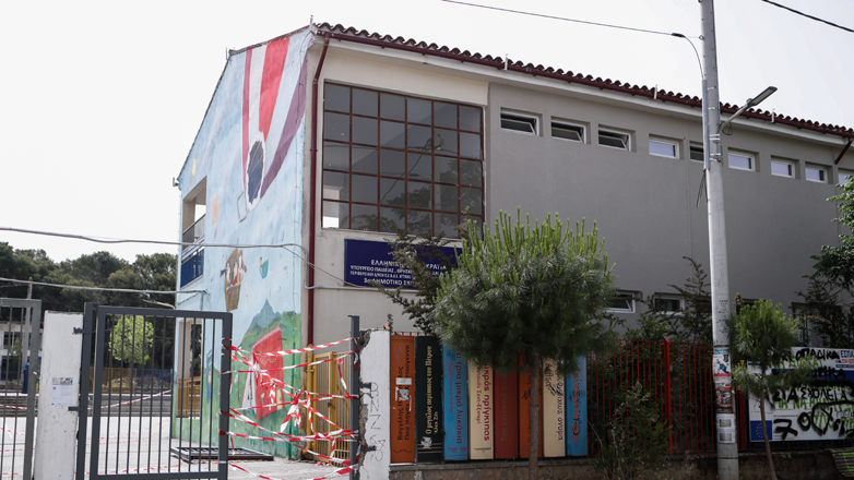 Κηφισιά: Συγκέντρωση γονέων έξω από το δημοτικό στο οποίο πόρτα καταπλάκωσε 9χρονο μαθητή