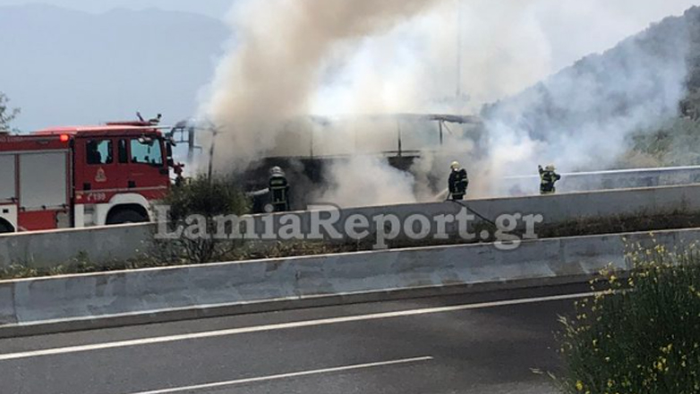 Στυλίδα: Λεωφορείο παραδόθηκε στις φλόγες – Εκρήξεις στην Εθνική Οδό Αθηνών – Λαμίας