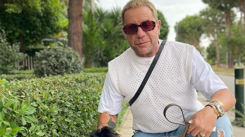 Γιώργος Μαζωνάκης: Διέψευσε ότι έγινε διάρρηξη στο σπίτι του – Το βίντεο με τις πατερίτσες