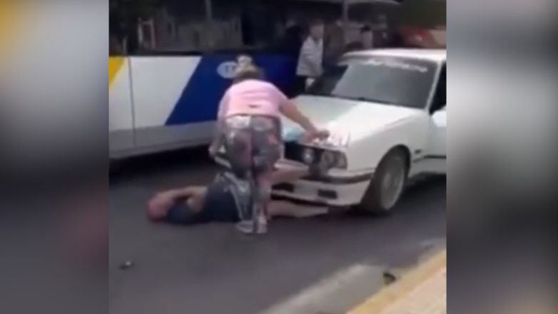 Αιγάλεω: «Μπήκε στο αμάξι και προσπάθησε να πατήσει τον άντρα μου» – Η περιγραφή της 43χρονης που ξυλοκοπήθηκε στη μέση του δρόμου