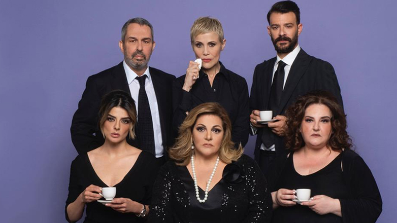 «Μπαμπάδες με ρούμι»: Η κωμωδία των Ρέππα – Παπαθανασίου σε καλοκαιρινή περιοδεία στην Ελλάδα