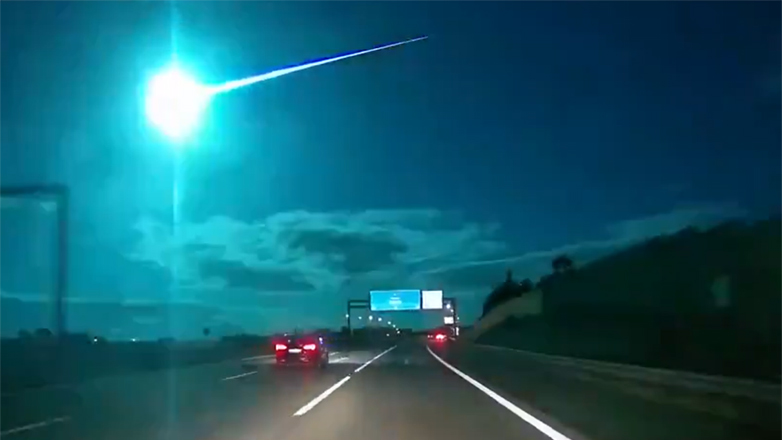 Μετέωρο έκανε τη νύχτα μέρα δημιουργώντας πανέμορφες εικόνες στο νυχτερινό ουρανό