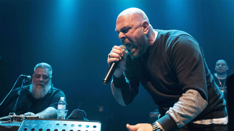 Ξέσπασε ο Μιχάλης Κουινέλης κατά τη διάρκεια συναυλίας: «Ποιος είναι ο μαλ@@ που πετάει μπιλάκια;» – Βίντεο