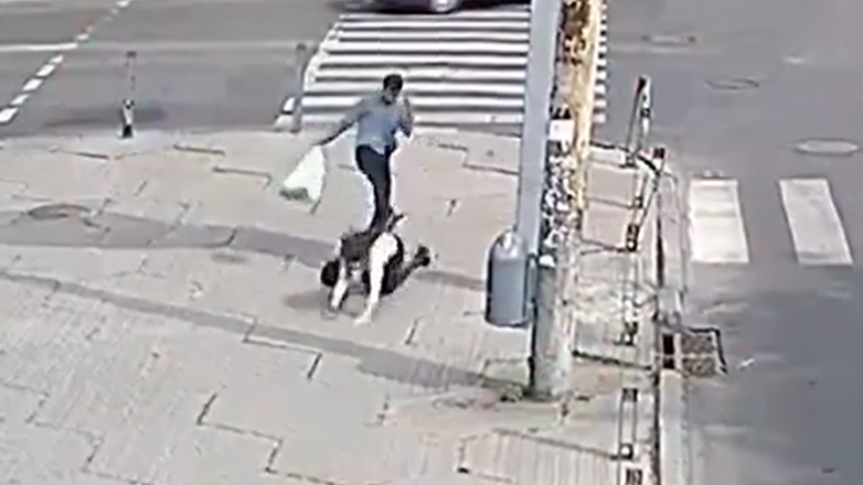 Άνδρας χτυπούσε γυναίκες στους δρόμους του Ντνίπρο στην Ουκρανία Άνδρας χτυπούσε γυναίκες στους δρόμους του Ντνίπρο στην Ουκρανία