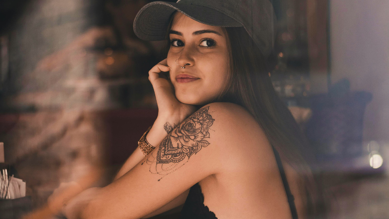 Τατουάζ στο στήθος: Είναι ασφαλές;