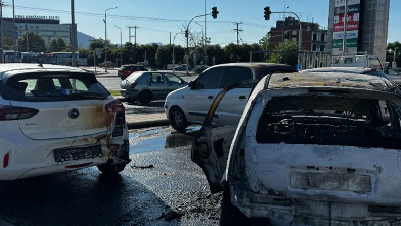 Θεσσαλονίκη: Φωτιά σε τέσσερα οχήματα σε εμπορικό κέντρο