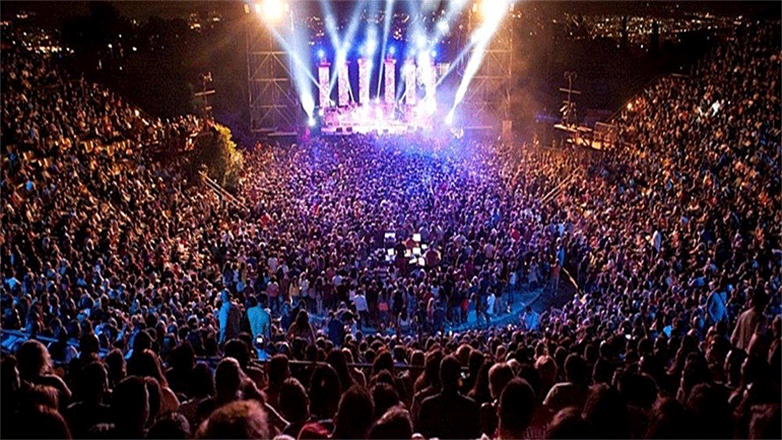 Στη Σκιά των Βράχων: Οι συναυλίες και οι παραστάσεις του καλοκαιριού