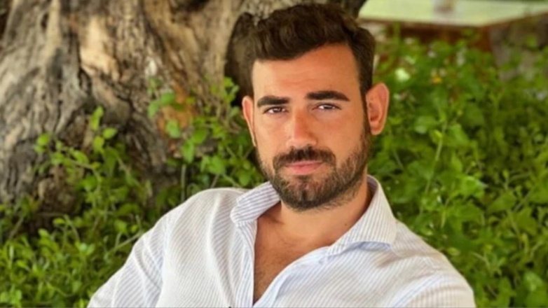 Ο Νίκος Πολυδερόπουλος συγκλονίζει: «Δεν έχουμε μάθει ακόμα από τι πέθανε ο αδελφός μου – Τι να πω στη μάνα μου;»