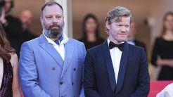 Κάννες: Βραβείο ερμηνείας στον Τζέσε Πλέμονς για το «Kinds of Kindness» του Γιώργου Λάνθιμου