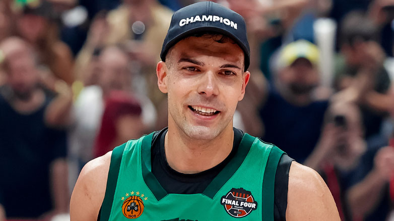 Σλούκας: «Να πας από τον Ολυμπιακό στον Παναθηναϊκό και να πάρεις την κούπα; Δεν υπάρχει καλύτερη ιστορία»