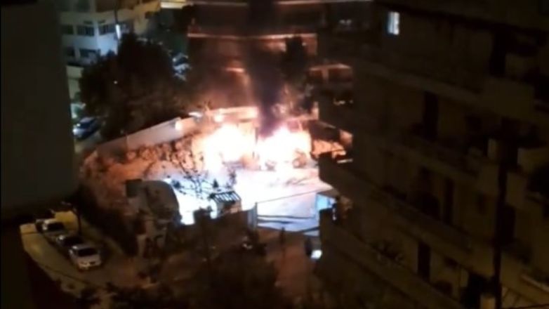 Μολότοφ σε εργοτάξιο του μετρό στο Γαλάτσι – Στις φλόγες μηχανήματα έργου