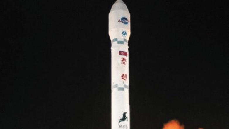 Βόρεια Κορέα: Σε αστοχία του κινητήρα οφείλεται η συντριβή του πυραύλου που μετέφερε κατασκοπευτικό δορυφόρο