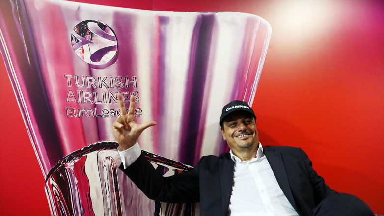 Ο συγκινημένος Αταμάν μαζί με το τρόπαιο της EuroLeague