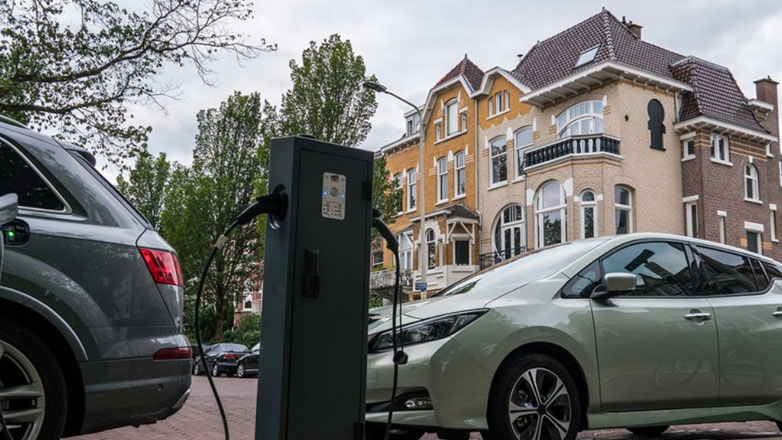 Ολλανδία: «Μη φορτίζετε τα ηλεκτρικά από τις 4 μέχρι τις 9 το απόγευμα, για να μην έχουμε blackout»