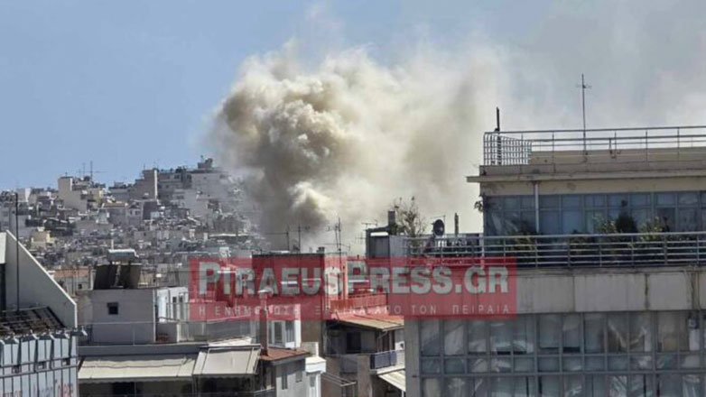 Κατασβέστηκε η φωτιά στο κέντρο του Πειραιά