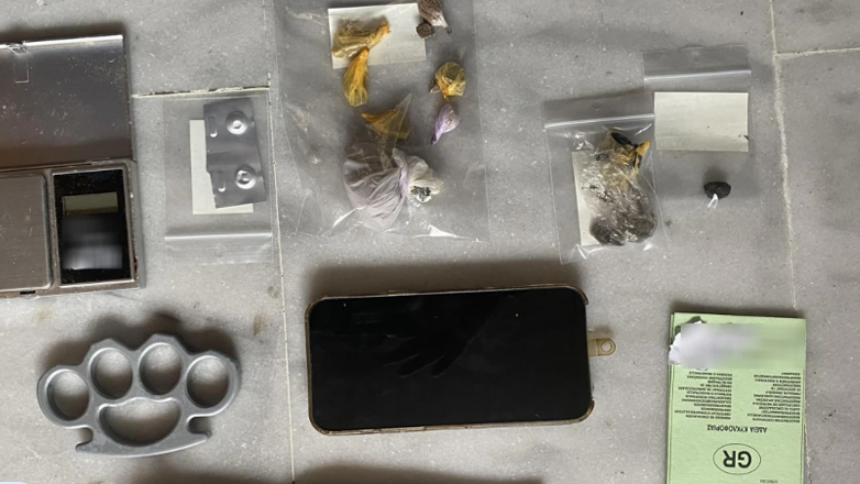 Χανιά: Κυκλοφορούσε με ναρκωτικά, μαχαίρι και σιδερογροθιά