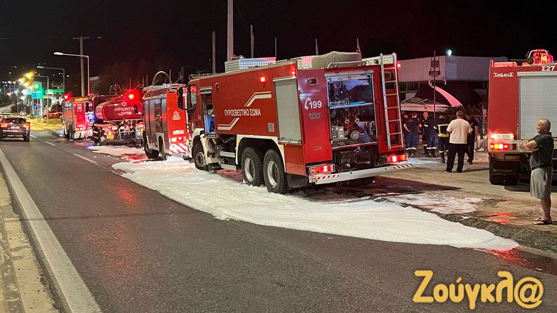 Φωτιά σε πάρκινγκ σκαφών στη Λεωφόρο Βάρης – Κορωπίου – Δείτε βίντεο