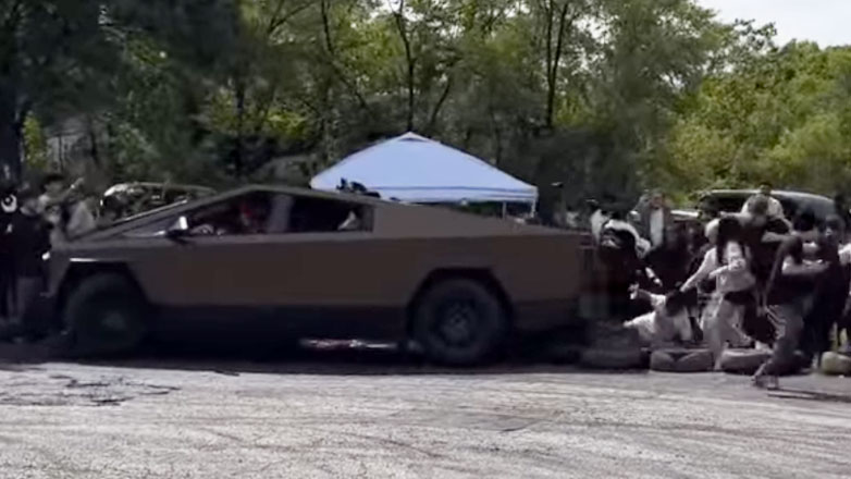 Ποιος είναι πιο χαζός; Ο οδηγός ή οι θεατές; (Βίντεο)