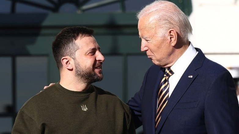 Αιχμές Ζελένσκι: «Αν ο Μπάιντεν δεν παρευρεθεί στη σύνοδο κορυφής, ο Πούτιν θα χειροκροτεί όρθιος»