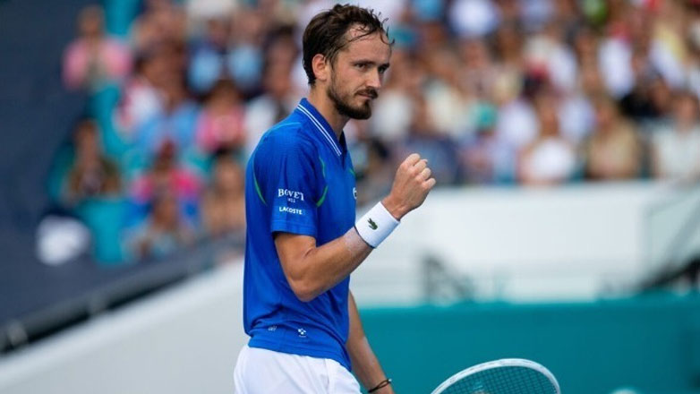 Ο Μεντβέντεφ συνεχίζει στο Ρολάν Γκαρός