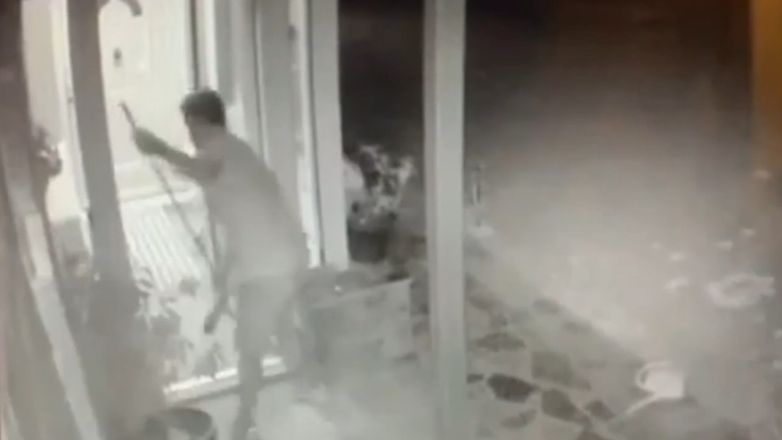 Θεσσαλονίκη: Ιδιοκτήτης μονοκατοικίας κυνήγησε διαρρήκτες με σκούπα