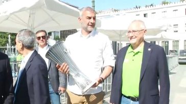 Conference League: Δούκας, Μπαλτάκος και Δέλλας μετέφεραν το τρόπαιο στην πλατεία Κοτζιά!