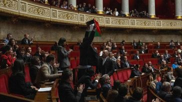 Γαλλία: Βουλευτής σήκωσε την παλαιστινιακή σημαία στην εθνοσυνέλευση