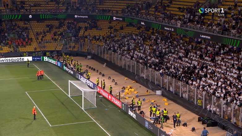 Conference League: Έσπασαν καθίσματα οι οπαδοί της Φιορεντίνα με την λήξη του τελικού