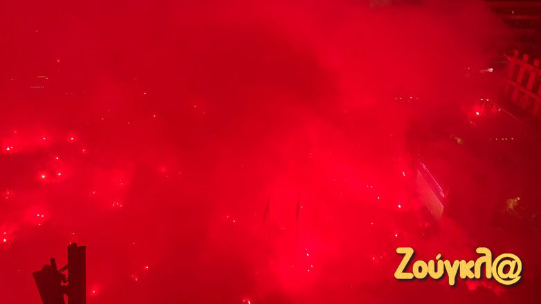 «Κάηκε» ο Πειραιάς για τον θρίαμβο του Ολυμπιακού!