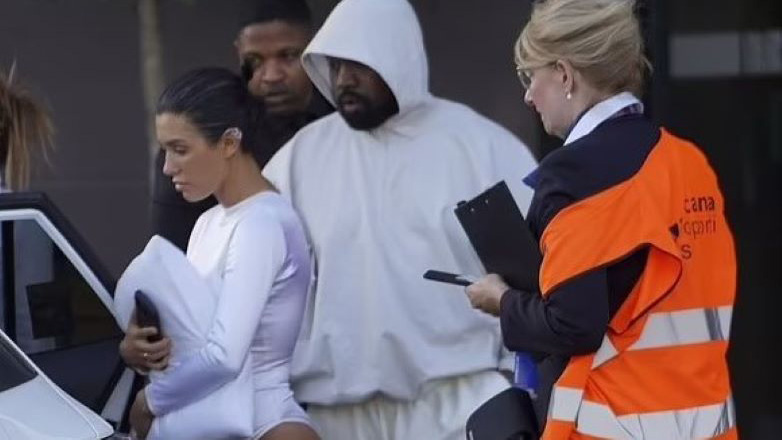 Με στρινγκ κορμάκι υποδέχτηκε η Bianca Censori τον σύζυγό της στην Ιταλία