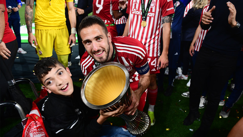 Η συγκινητική στιγμή που ο μικρός φίλαθλος του ΠΑΟΚ, Γιάννης Παπαστεφανάκης σηκώνει το ευρωπαϊκό του Ολυμπιακού