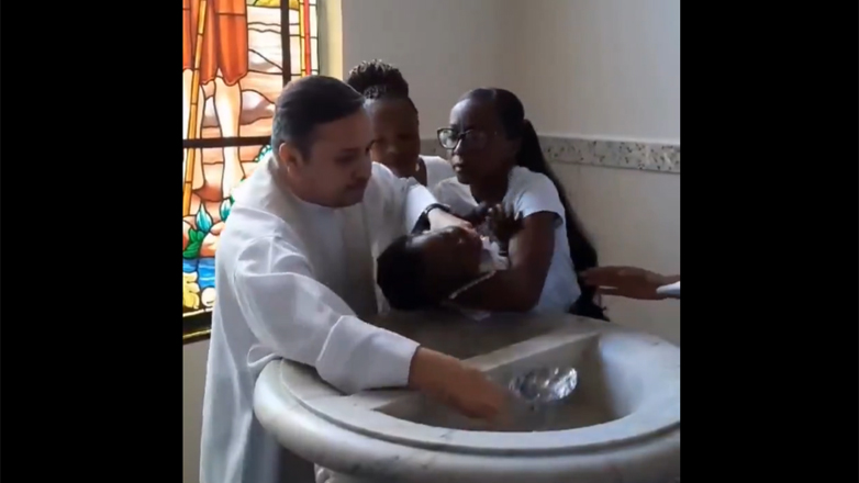 Ιερέας τράβηξε το κεφάλι μωρού την ώρα της βάφτισης
