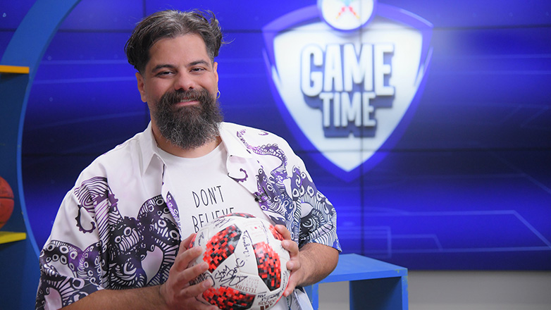 Ο Θανάσης Πασσάς κάνει Yoga στο ΟΠΑΠ Game Time πριν τον μεγάλο τελικό του Ολυμπιακού