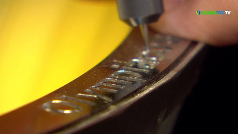 Η στιγμή που το όνομα του Ολυμπιακού χαράχθηκε στο τρόπαιο του Europa Conference League!