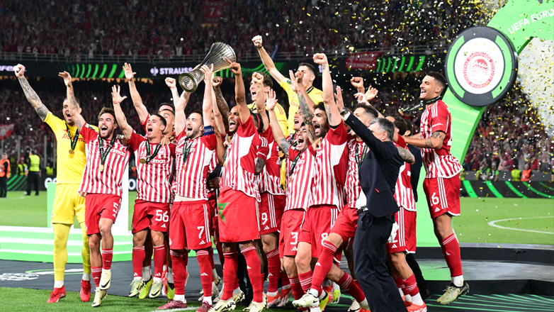 Europa Conference League: Η απονομή του τροπαίου στον Ολυμπιακό