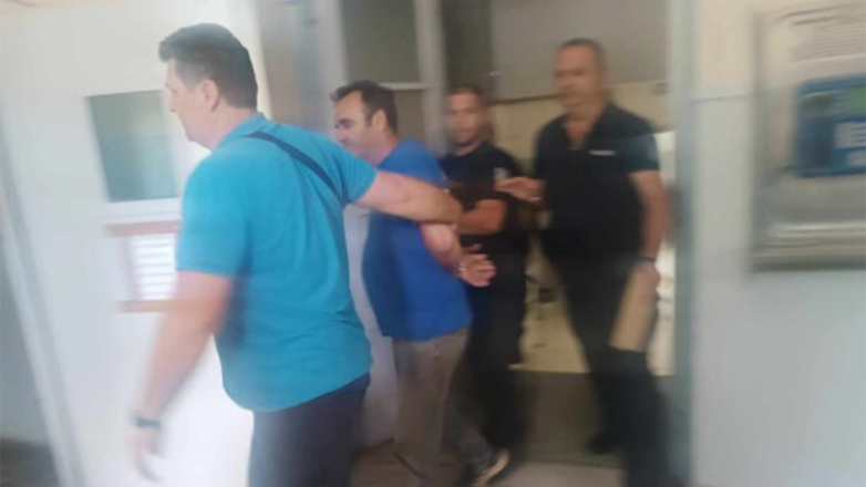 Βόλος: Πέταξαν κεφτέδες στα δικαστήρια εναντίον του δράστη που χτύπησε 26χρονο με το τρακτέρ του