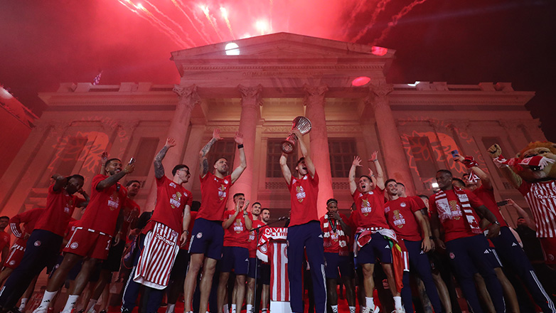 Ολονύχτιοι πανηγυρισμοί για την εποποιία του Ολυμπιακού