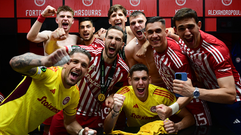 Ολυμπιακός: Το πάρτι» στα αποδυτήρια της «AEK Arena» μετά την κατάκτηση του Conference League