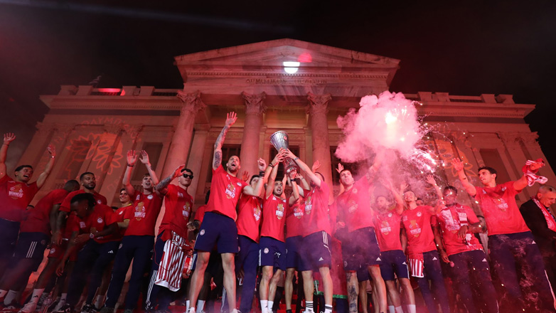Χαμός στην άφιξη των Κυπελλούχων Ευρώπης στoν Πειραιά!