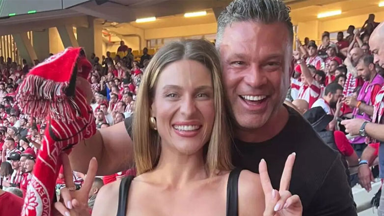 Κώστας Σόμμερ: Στο γήπεδο μαζί με τη σύζυγό του, Βαλεντίνη Παπαδάκη για τον αγώνα του Ολυμπιακού